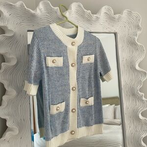 Short sleeved sweater blazer.